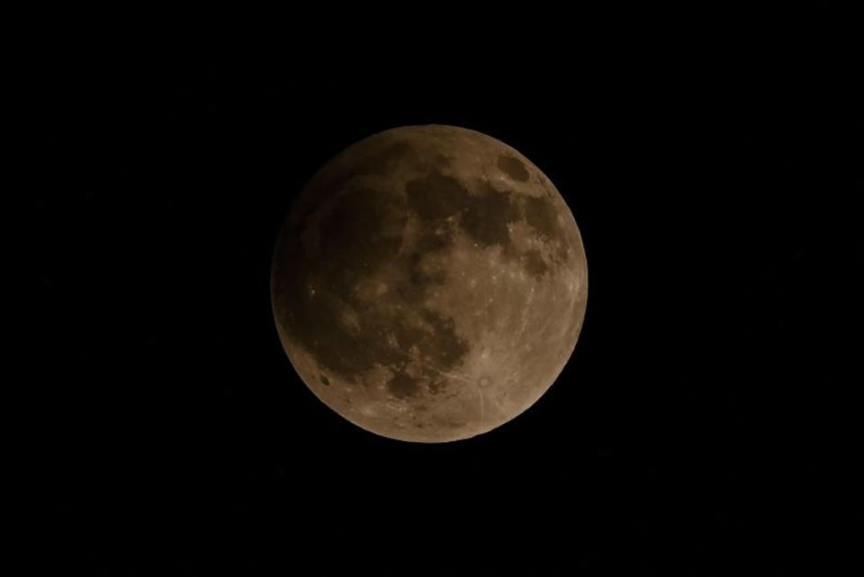 La luna parece ligeramente más oscura durante un eclipse lunar penumbral de 2023 en Banda Aceh, Indonesia. El evento lunar comenzará el lunes a las 12:53 a. m. hora del este. (Crédito: Chaideer Mahyuddin/AFP/Getty Images)