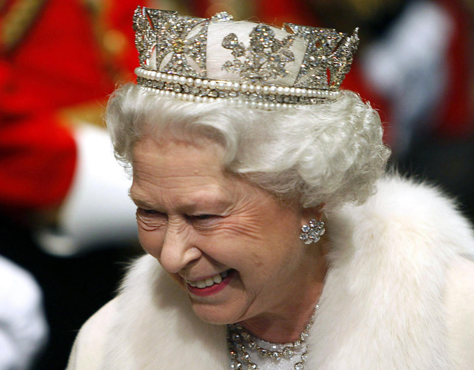 ARCHIVO – La reina Isabel II de Gran Bretaña sonríe en la apertura del Parlamento en la Cámara de los Lores en Londres el 6 de noviembre de 2007. La reina Isabel II, la monarca con el reinado más largo de Gran Bretaña y una roca de estabilidad en buena parte de un siglo turbulento, ha muerto. Tenía 96 años. El Palacio de Buckingham anunció su deceso el jueves 8 de septiembre de 2022. (Toby Melville, Pool via AP, archivo)