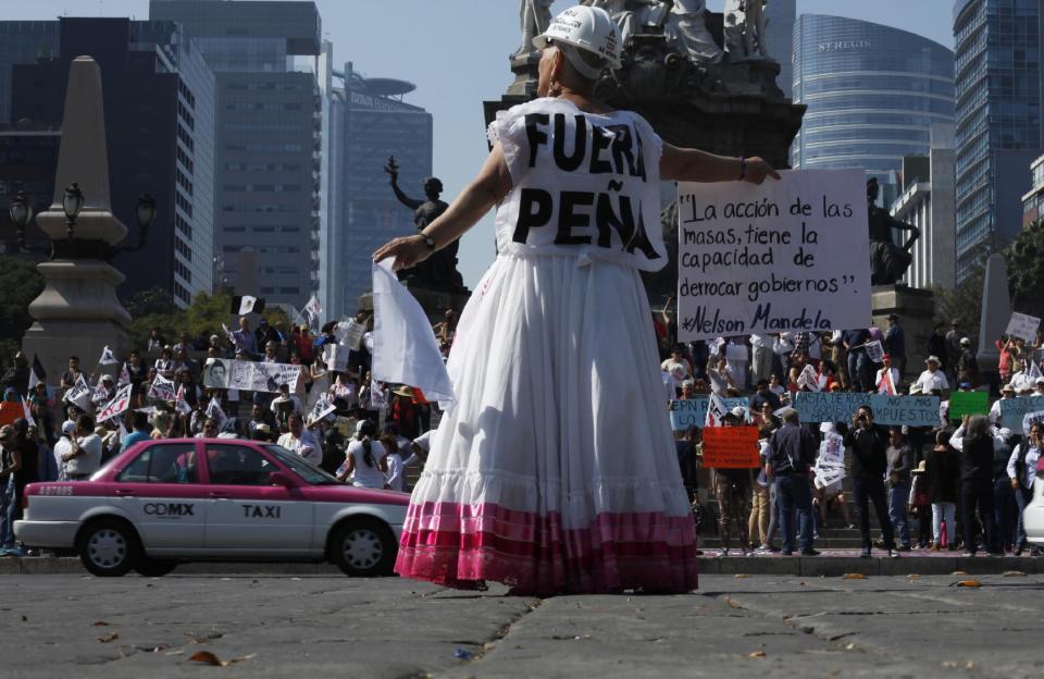 Protesters demonstrate against fuel price hikes in Mexico City, Saturday, Jan. 7, 2017. Sometimes-violent protests and looting over gasoline price hikes in Mexico are continuing and officials say that so far they've left one policeman dead and five injured, 300 stores looted and over 600 people arrested. (AP Photo/Marco Ugarte)