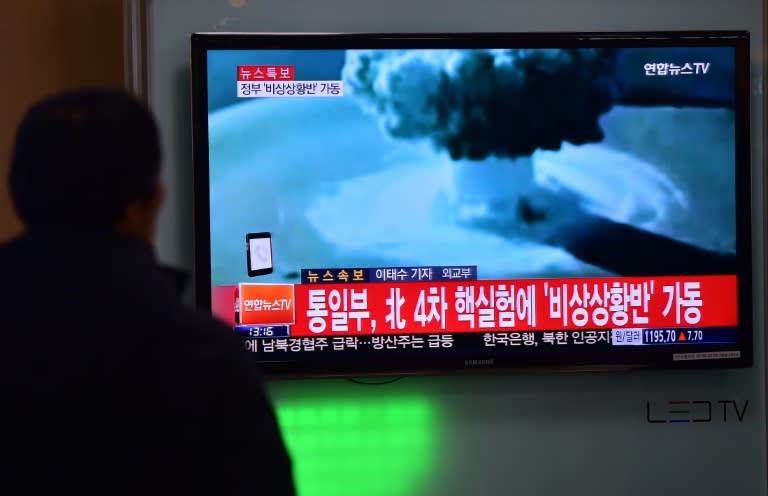 Un homme regarde un reportage faisant état de l'essai nucléaire mené par la Corée du Nord, le 6 janvier 2016 à Séoul