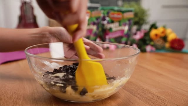 mix the prune muffin batter evenly