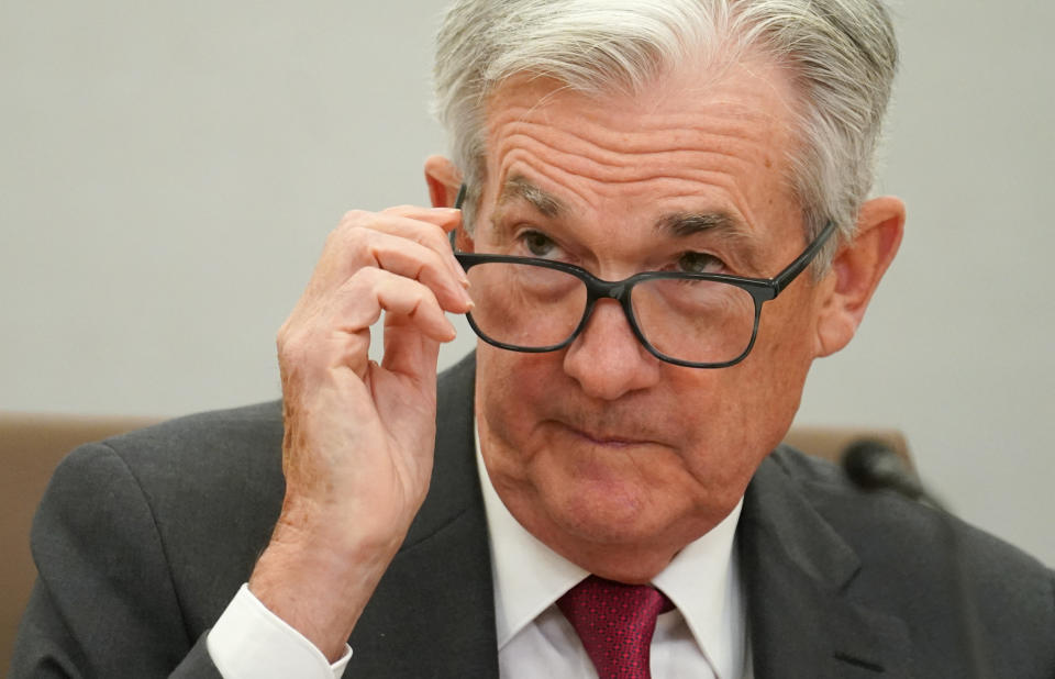 Il presidente del consiglio della Federal Reserve statunitense Jerome Powell fa un discorso di apertura al