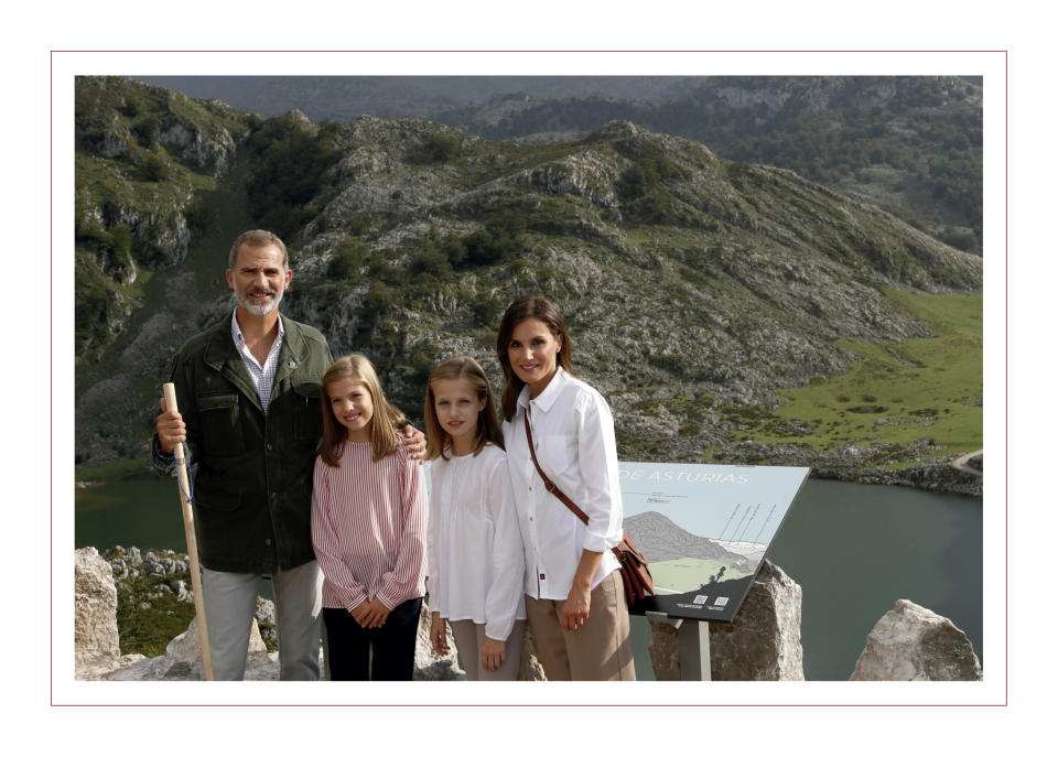 La primera visita oficial de Leonor y Sofía a Asturias, concretamente un posado familiar en Covadonga, fue la histórica fotografía que escogieron los reyes para felicitar las Navidades 2018-2019. (Foto: Casa de S.M. el Rey via Getty Images)