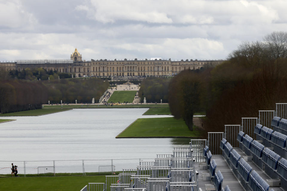 Vistazo de las gradas para los eventos ecuestres con el Palacio de Versalles de fondo para los Juegos Olímpicos de París 2024, el viernes 29 de marzo de 2024. (AP Foto/Thomas Padilla)