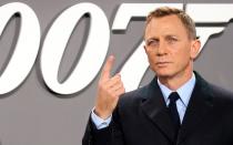 Gut, kann natürlich sein, dass auch nach dem 25. Bondfilm gar kein Nachfolger gebraucht wird. Zwar grenzte es schon an ein Wunder, dass Daniel Craig noch einmal für 007 unterschrieben hatte. Doch wenn er sich einmal überreden lassen hat, warum nicht noch ein weiteres Mal? Wobei: Schon jetzt, mit 52, hat er das beste Bond-Alter wohl überschritten. (Bild: Adam Berry/Getty Images for Sony Pictures)