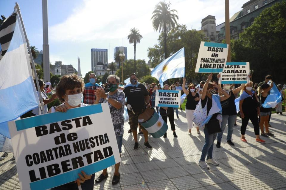 Los manifestantes llegaron frente a la Casa Rosada con pancartas con distintas consignas