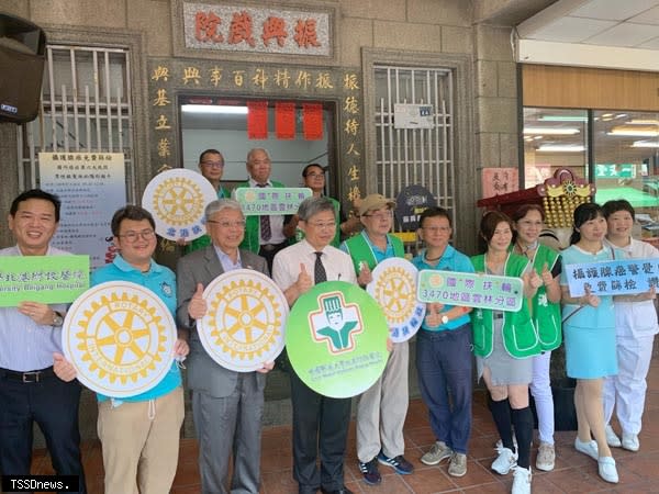 中國醫藥大學北港附設醫院暨北港扶輪社父親節關注父親健康 攝護腺癌警覺日免費篩檢。(記者劉春生攝)