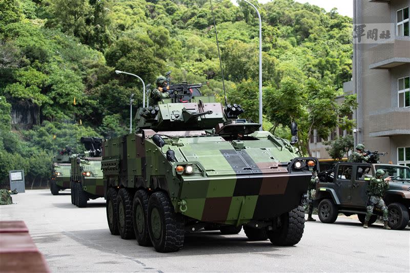 CM33、CM34甲車在核心防護中應援掃蕩敵軍。（圖／軍聞社提供）