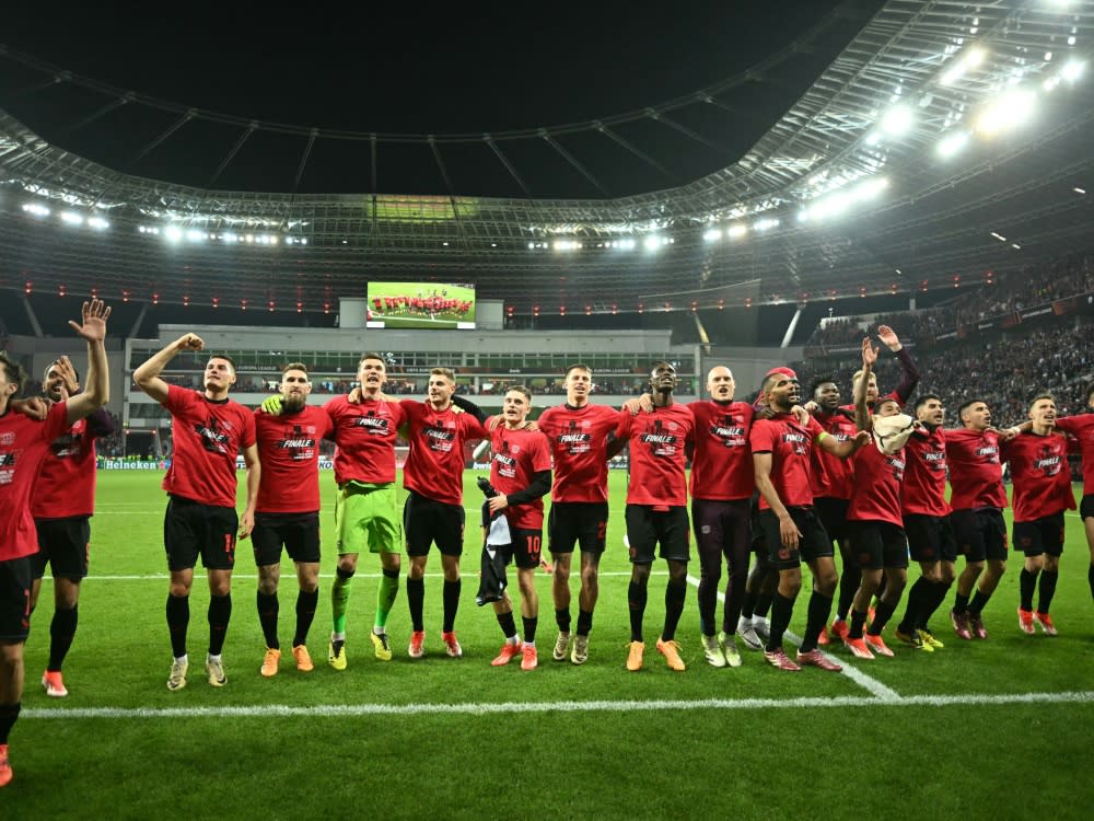 Leverkusen bejubelt den Finaleinzug vor der Fankurve (INA FASSBENDER)