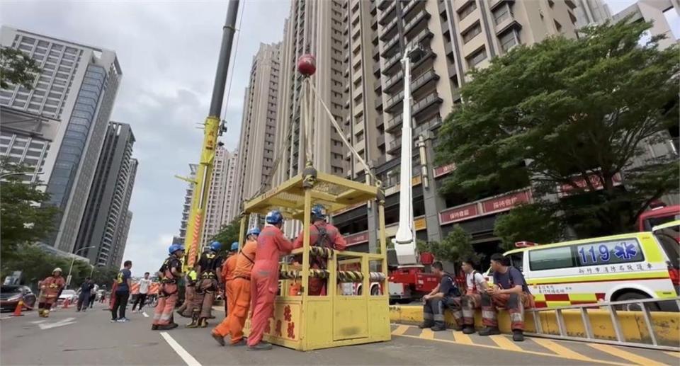 新竹市慈雲路豐邑晴空匯社區昨（26日）深夜發生大火，2名金山分隊的消防隊員2度衝入火場搜救，但疑因氣瓶氧氣耗盡不幸殉職。（翻攝畫面）