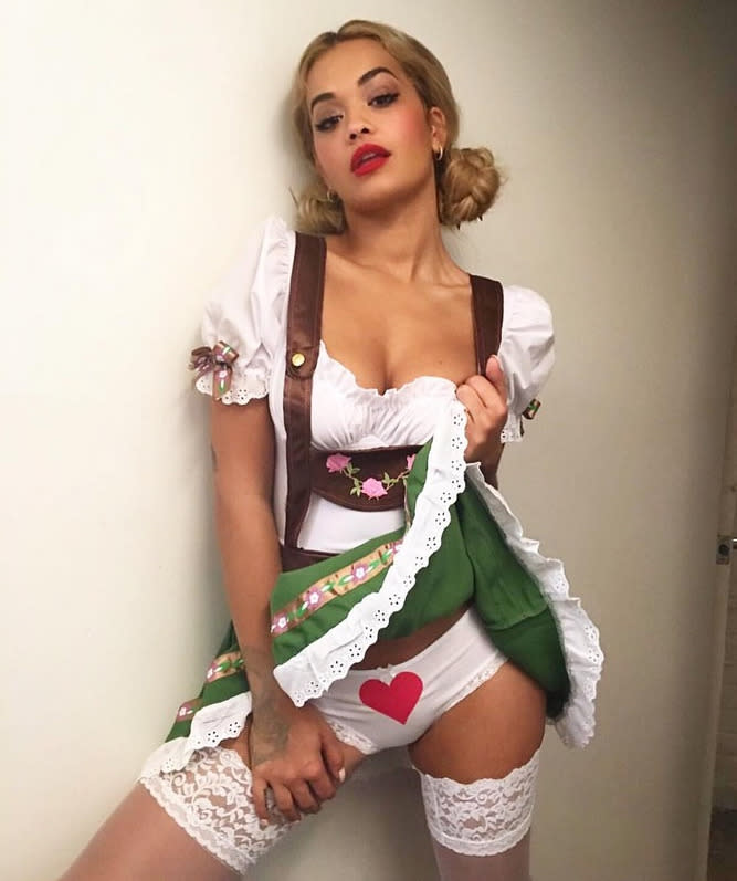 … auf ihrem Instagram-Account zugehen. Dort betätigt sie sich derzeit nämlich als sexy Freizeitbayerin. Hm … dann doch lieber im Latex-Look vor sich hingrillen! (Bild: Instagram/ritaora)