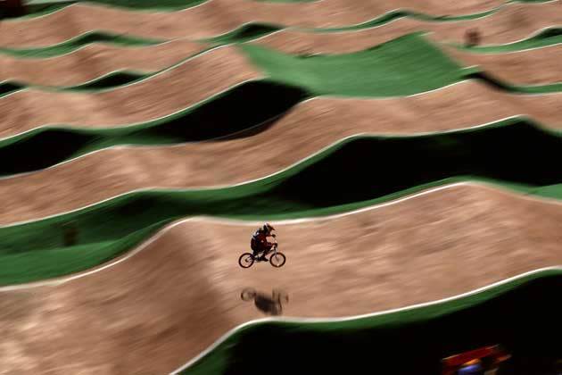 Das Foto vom Olympischen BMX-Rennen in Rio de Janeiro wurde mit verkürzter Belichtungszeit aufgenommen. Jelle van Gorkom aus den Niederlanden kämpft hier um eine Medaille. (Bild: Pavel Golovkin/AP)