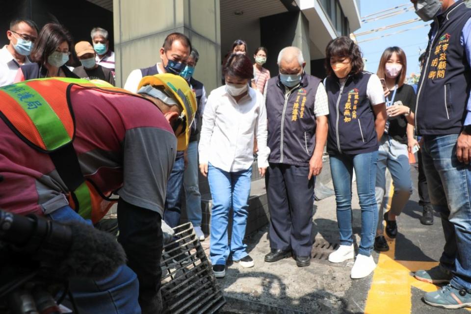 台中市長盧秀燕十三日視察龍井新興路東海商圈水溝清淤作業。（記者陳金龍攝）