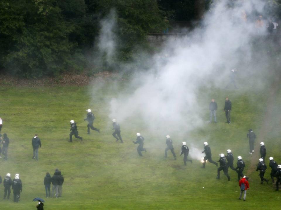 Verletzte und Festnahmen: Krawalle überschatten Kölner Sieg im Abstiegskampf