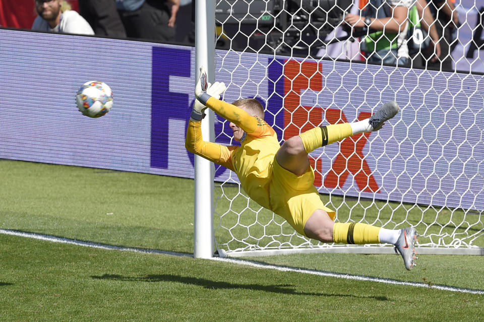 GUIMARAES, PORTUGAL - JUNE 09: Jordan Pickford of England saves the decisive penalty during the penalty shootout in the UEFA Nations League Third Place Playoff match between Switzerland and England at Estadio D. Afonso Henriques on June 09, 2019 in Guimaraes, Portugal. (Photo by Octavio Passos - UEFA/UEFA via Getty Images)