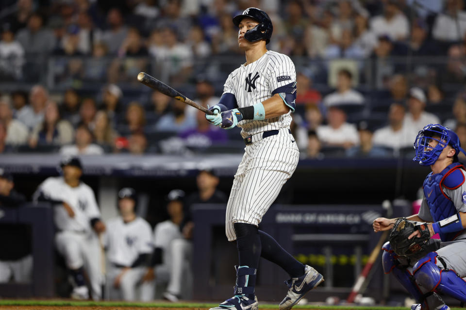 Aaron Judge, de los Yankees de Nueva York, observa la pelota volar rumbo a las gradas para un cuadrangular en contra de los Dodgers de Los Ángeles durante la octava entrada del juego de béisbol del domingo 9 de junio de 2024, en Nueva York. (AP Foto/Noah K. Murray)