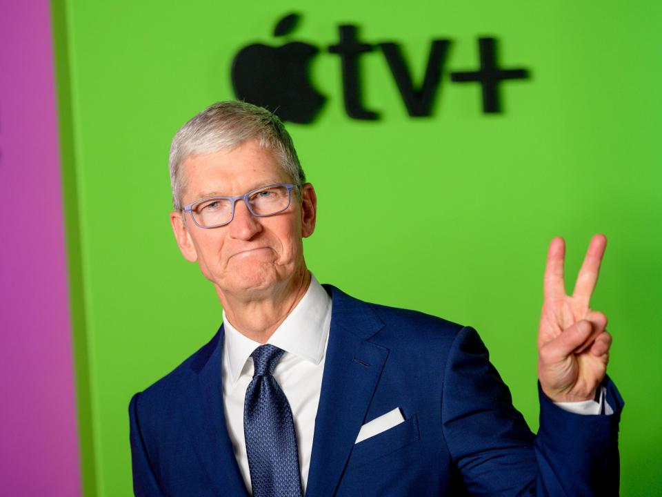 tim cook peace sign