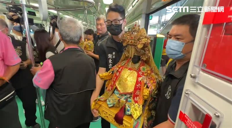 台中六房媽的「捷運媽」搭捷運出巡，行經豐樂公園站時，信徒特地敲鑼祈求平安。(圖／翻攝畫面)