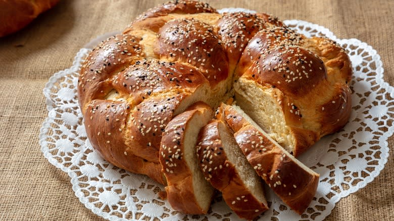 Το τσουρέκι είναι ένα παραδοσιακό ελληνικό γλυκό ψωμί που σερβίρεται το Πάσχα
