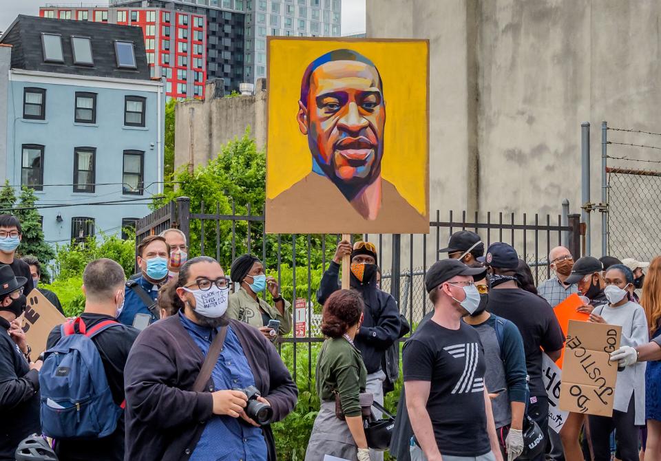 Nach dem Tod von George Floyd bei einem Polizeieinsatz, kommt es in zahlreichen US-Metropolen zu Protesten gegen Polizeigewalt und Rassismus. (Bild: Erik McGregor/ddp/Sipa USA)