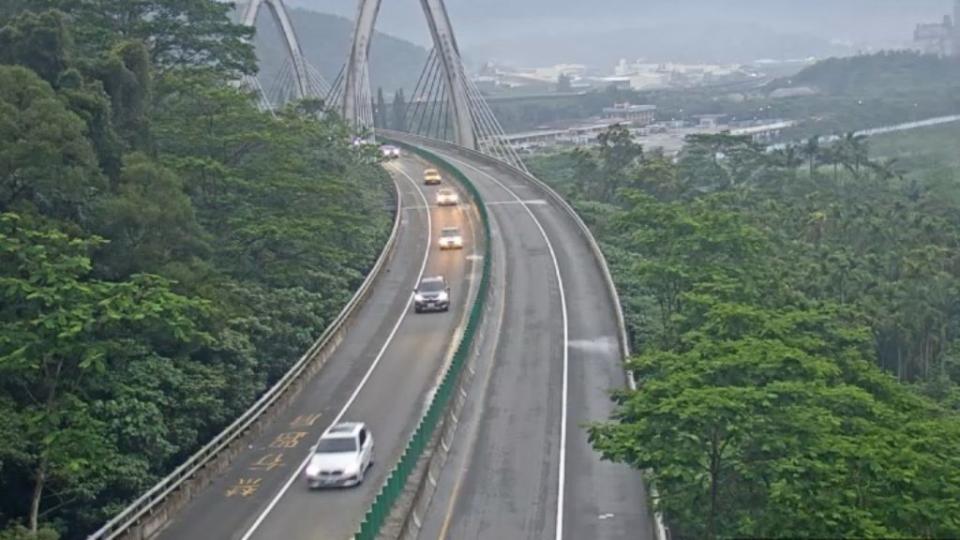 交通部公路總局第4區養護工程處2日表示，蘇花路廊南下車流於清晨5時湧現後即進入高峰，上午10時雙向車流順暢。（公路總局第4區養護工程處提供）