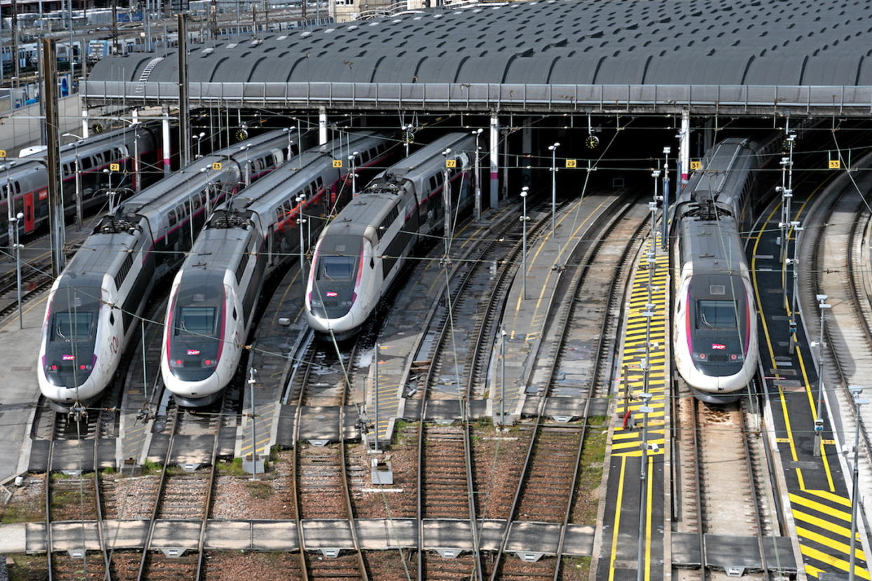 Pour bénéficier des prix les plus bas, le PDG de la SNCF recommande aux voyageurs de réserver leurs trajets longtemps à l'avance, de privilégier les Ouigo, et de se doter d'une carte de réduction, comme la Carte Avantage.  - Credit:SAMUEL BOIVIN / NurPhoto via AFP