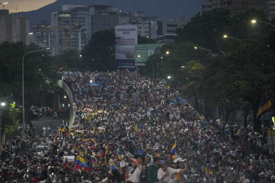 Personas asisten a una marcha de oposición para dar inicio a las campañas presidenciales, el jueves 4 de julio de 2024, en Caracas. Los venezolanos elegirán presidente el 28 de julio, cuando el mandatario Nicolás Maduro busque un tercer mandato. (AP Foto/Ariana Cubillos)