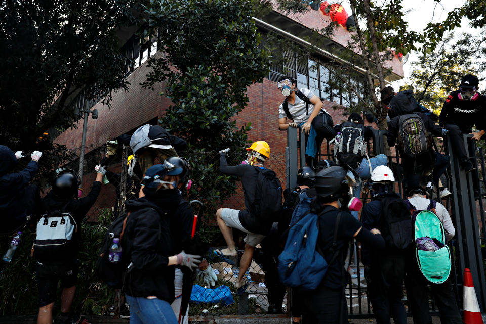 Dall'inizio delle proteste di giugno, la polizia ha arrestato 4.401 persone, di cui 3.395 uomini e 1.096 donne, in età compresa tra gli 11 e gli 83 anni. REUTERS/Tyrone Siu