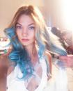 <p>El 8 de marzo de 2016 la estadounidense colgó en Instagram esta foto con mechas azules. "Inspiración de sirena en el set", escribió. Stephane Lancien fue el encargado de peinar a Karlie, mientras que Charlotte Willer realizó un maquillaje a juego con su melena. (Foto: Instagram / <a href="https://www.instagram.com/p/BCsFHsHESpk/" rel="nofollow noopener" target="_blank" data-ylk="slk:@karliekloss" class="link ">@karliekloss</a>)</p> 
