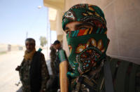 <p>Syrian Democratic Forces (SDF) fighters carry their weapons in Raqqa’s western neighbourhood of Jazra, Syria June 11, 2017. (Photo: Rodi Said/Reuters) </p>