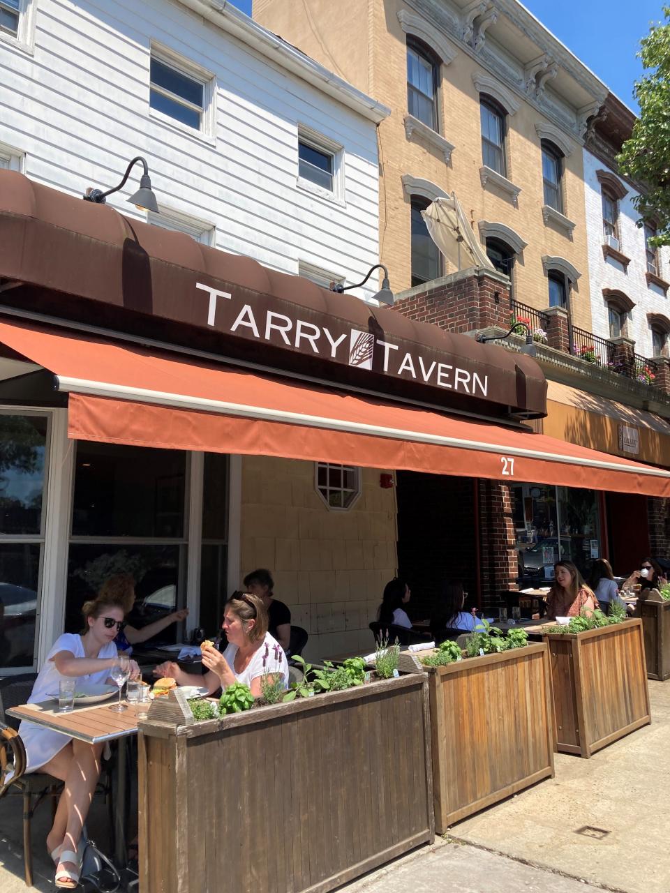 Diners eating alfresco at Tarry Tavern in Tarrytown. Photographed June 6, 2022.