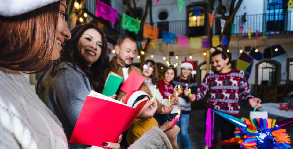 En una posada navideña mexicana no pueden faltar los cantos, las velitas, la piñata y el ponche | Depositphotos.