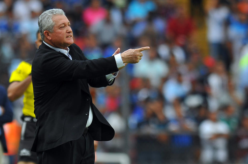 Queretaro's coach Victor Vucetich gives instructions to his players during a Mexican Apertura 2019 tournament football match against Leon at La Corregidora stadium in Queretaro, Mexico, on August 24, 2019. (Photo by VICTOR CRUZ / AFP)        (Photo credit should read VICTOR CRUZ/AFP/Getty Images)