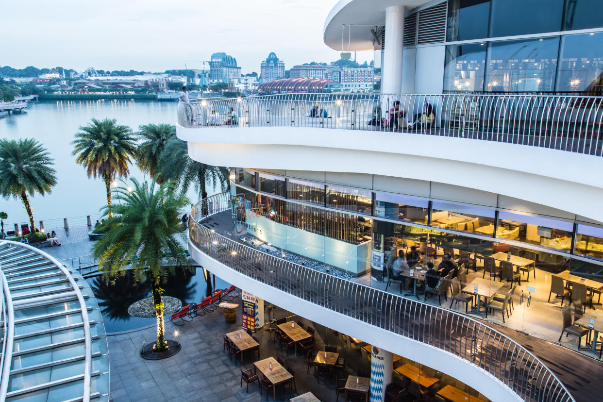 Singapore-26 SEP 2017:Singapore VIVOCITY shopping mall outdoor night view