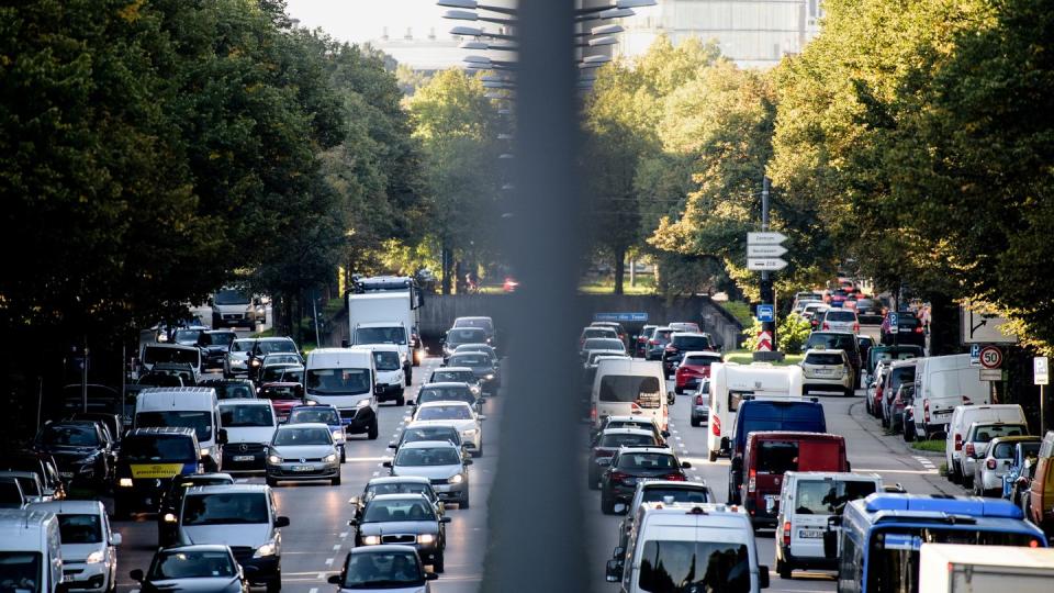 Zähfließender Verkehr in München am Mittleren Ring. (Archivbild)