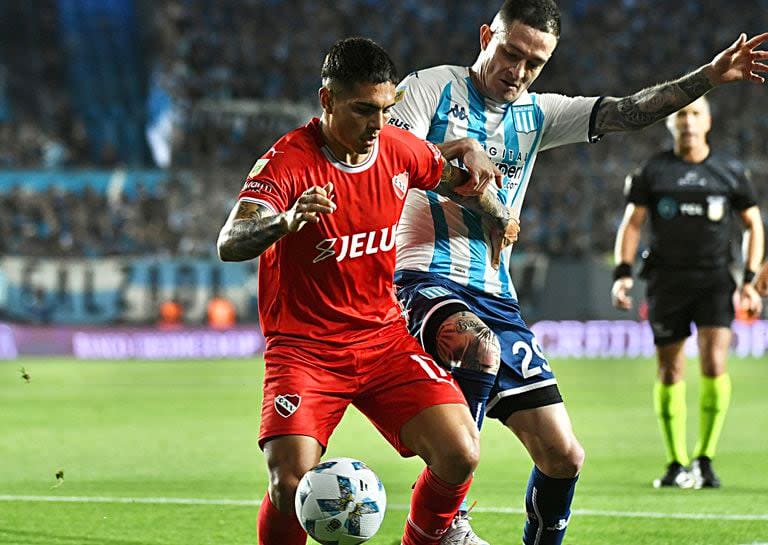 "Saltita" González cubre la pelota ante Moreno - Créditos: @Fotobaires