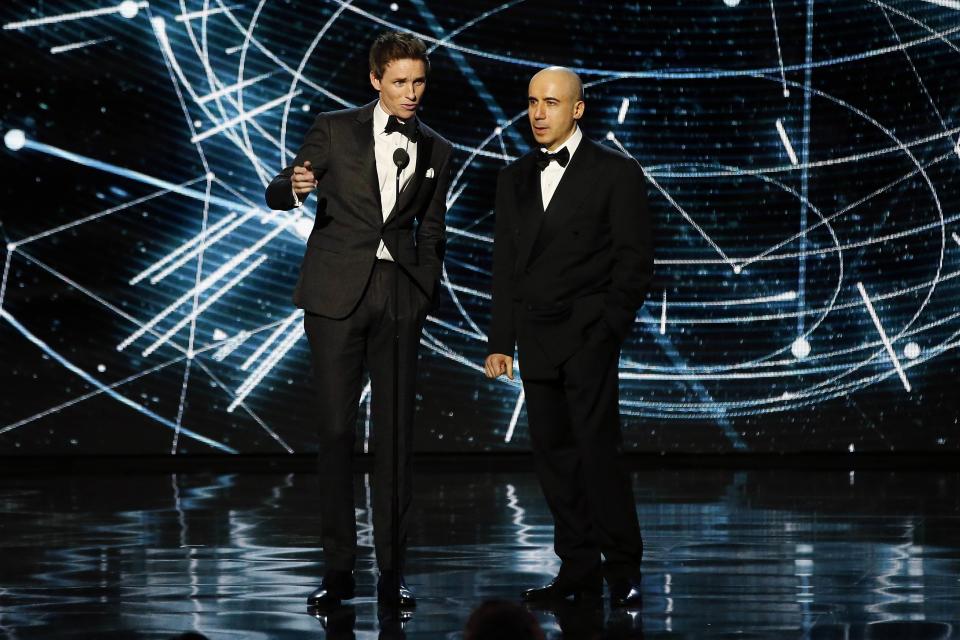 Actor Eddie Redmayne (L) and entrepreneur Yuri Milner introduce the recipients of the fundamental physics prize during the 2nd annual Breakthrough Prize Award in Mountain View, California November 9, 2014. REUTERS/Stephen Lam (UNITED STATES - Tags: ENTERTAINMENT SCIENCE TECHNOLOGY BUSINESS)