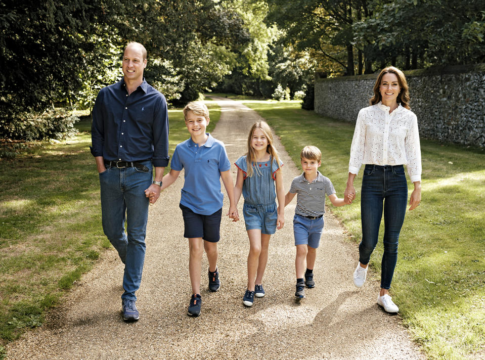 Prince William, Prince George, Princess Charlotte, Prince Louis and Kate Middleton pose in a new family Christmas photo (Photo: Matt Porteous)