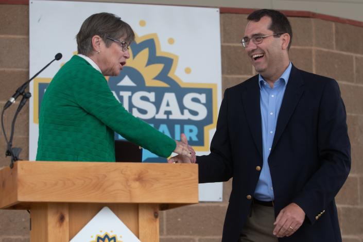فرماندار لورا کلی و AG درک اشمیت پس از مناظره روز شنبه برای فرماندار بعدی در نمایشگاه ایالتی کانزاس در هاچینسون، با یکدیگر دست دادن و کلماتی را رد و بدل کردند.