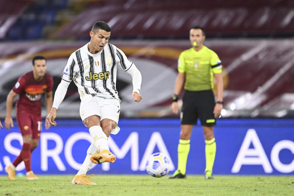 Cristiano Ronaldo (derecha) de la Juventus anota de penal en el partido que empataron 2-2 contra la Roma en la Serie A italiana, el domingo 27 de septiembre de 2020. (Alfredo Falcone/LaPresse vía AP)