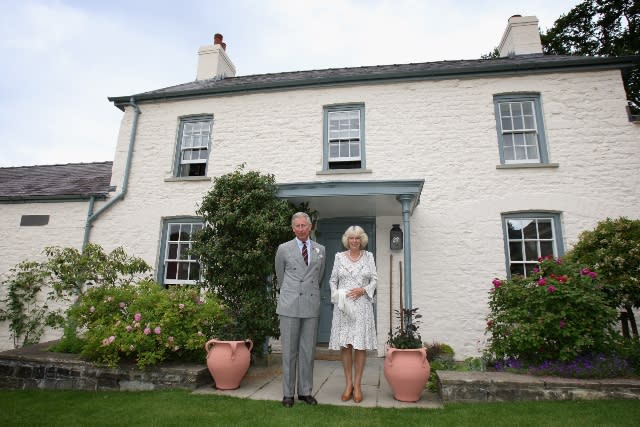  King Charles and Queen Camilla pose for a photograph outside their welsh property Llwynywermod before a drinks reception on June 22, 2009 in Llandovery, United Kingdom. 