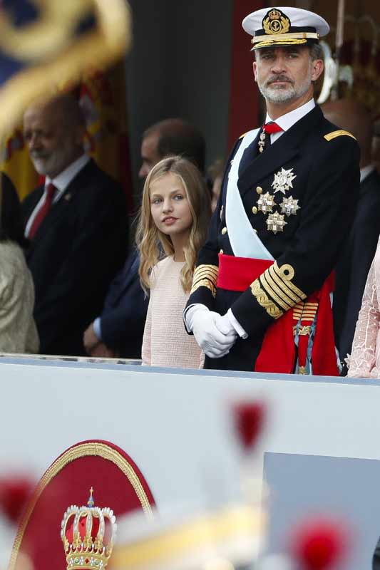 La princesa Leonor, la otra protagonista del desfile bajo la atenta mirada de su hermana Sofía 