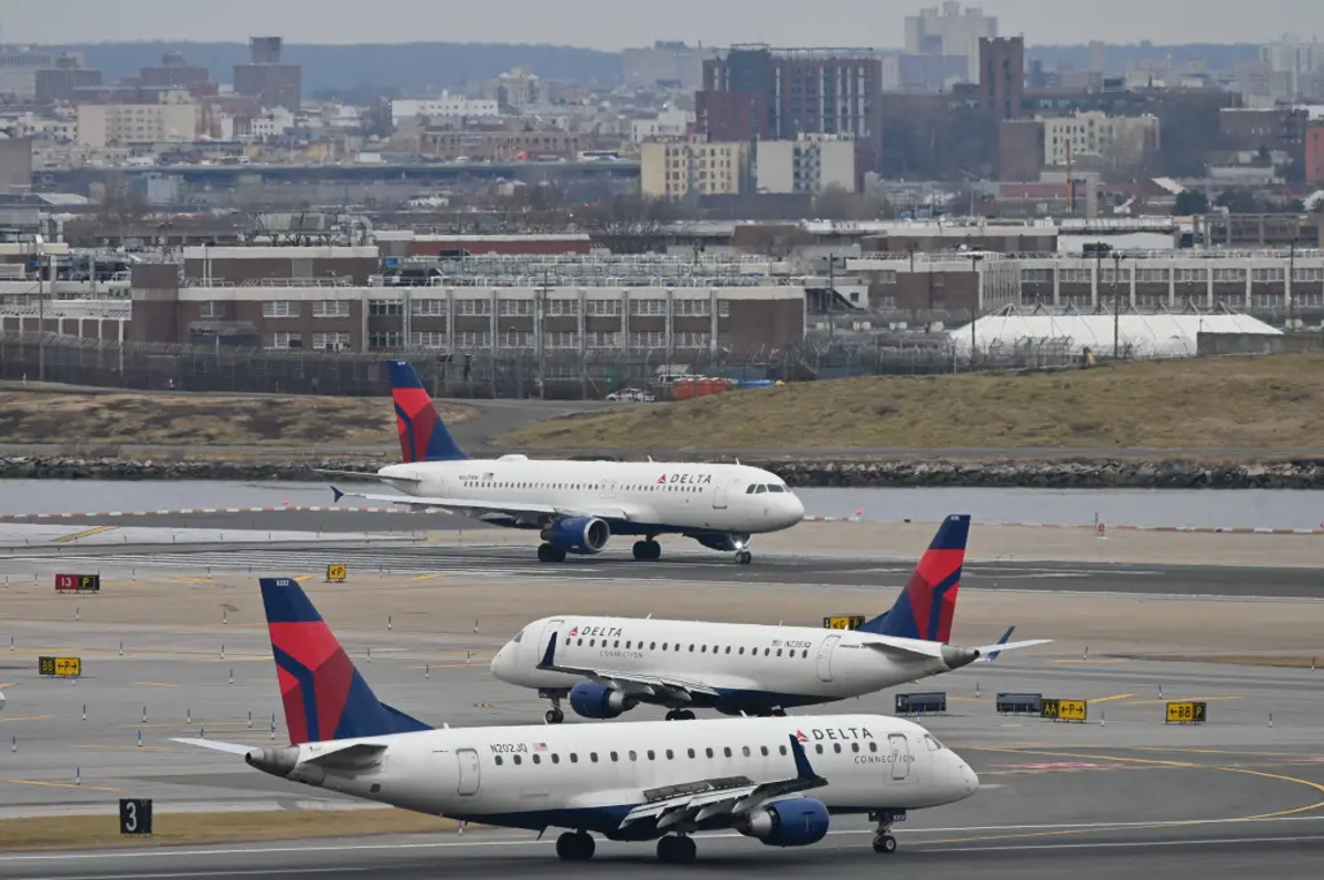 A former Delta Airlines worker and his close friend have been cleared of charges for stealing a bag with more than $258,000 in cash inside (AFP/Getty Images)