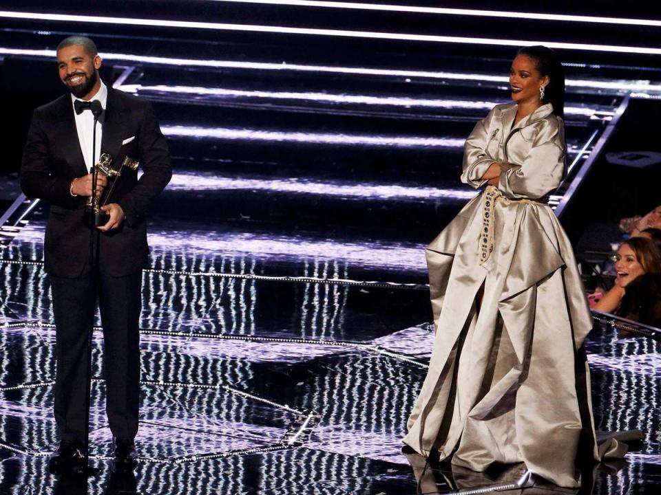 Drake presents Rihanna with the Michael Jackson Video Vanguard Award during the 2016 MTV Video Music Awards (Reuters)