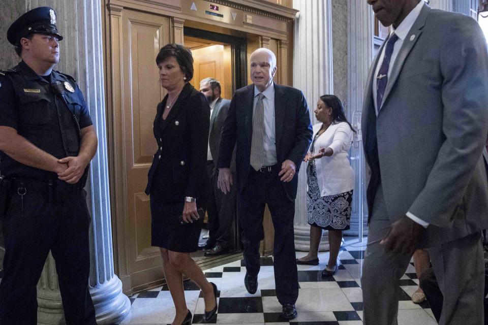 <p>Senator John McCain trifft in Capitol Hill im US-amerikanischen Washington ein. Der US-amerikanische Senat stimmte über den Plan der Trump-Administration ab, die von Barack Obama initiierte Gesundheitsreform weitgehend rückgängig zu machen. (Bild: AP Photo/Andrew Harnik) </p>