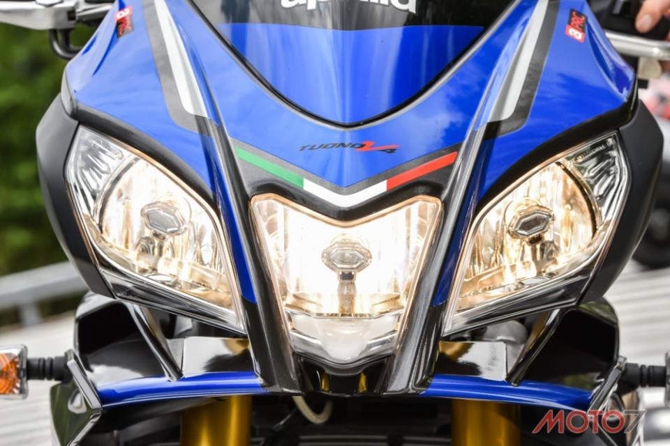 與RSV4相同的車頭外型。