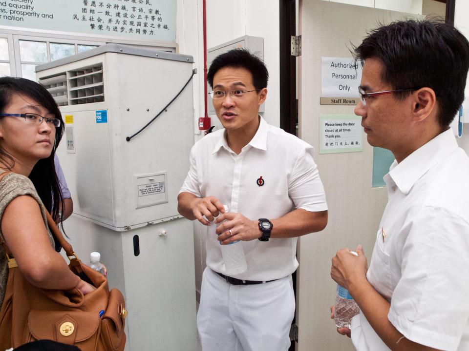 Desmond Choo back at the PAP Branch Office at Block 328, Hougang Avenue 5 after his nearly three-hour parade around the estate. (Yahoo! photo/Alvin Ho)