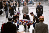 François Hollande dépose une gerbe de fleurs sur la tombe du soldat inconnu sous l'Arc de Triomphe. AFP