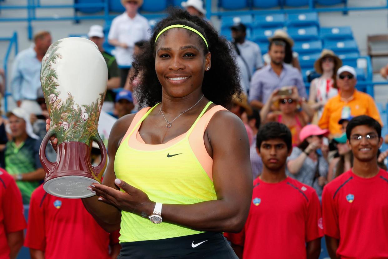 Serena Williams con el trofeo del torneo de tenis de Cincinnati, tras haberle ganado a la rumana Simona Halep en la final, el 23 de agosto de 2015 en Cincinatti, Estados Unidos (GETTY IMAGES NORTH AMERICA/AFP | Rob Carr)