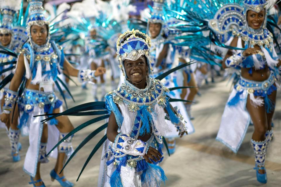 Members of the Beija-Flor samba school perform. (Photo: MAURO PIMENTEL via Getty Images)
